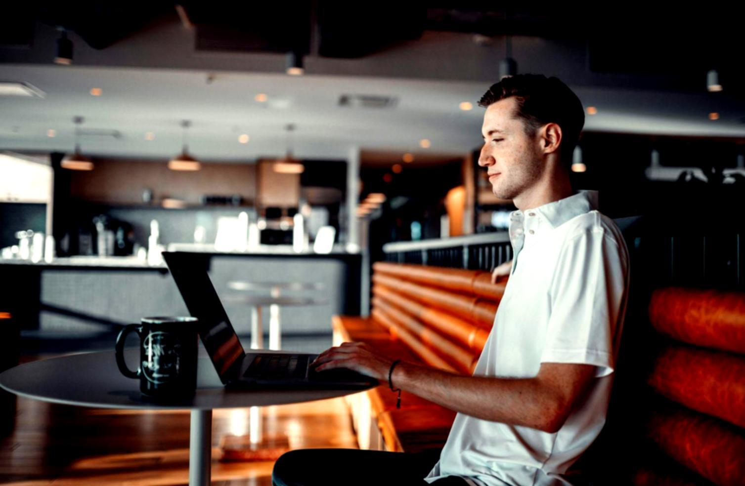 Étudiants analysant des graphiques financiers lors d'une session pratique