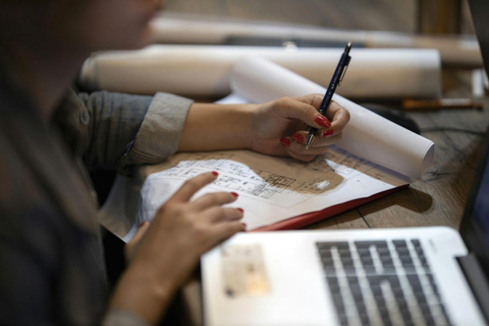 Session de formation avec analyse de données financières sur écrans multiples