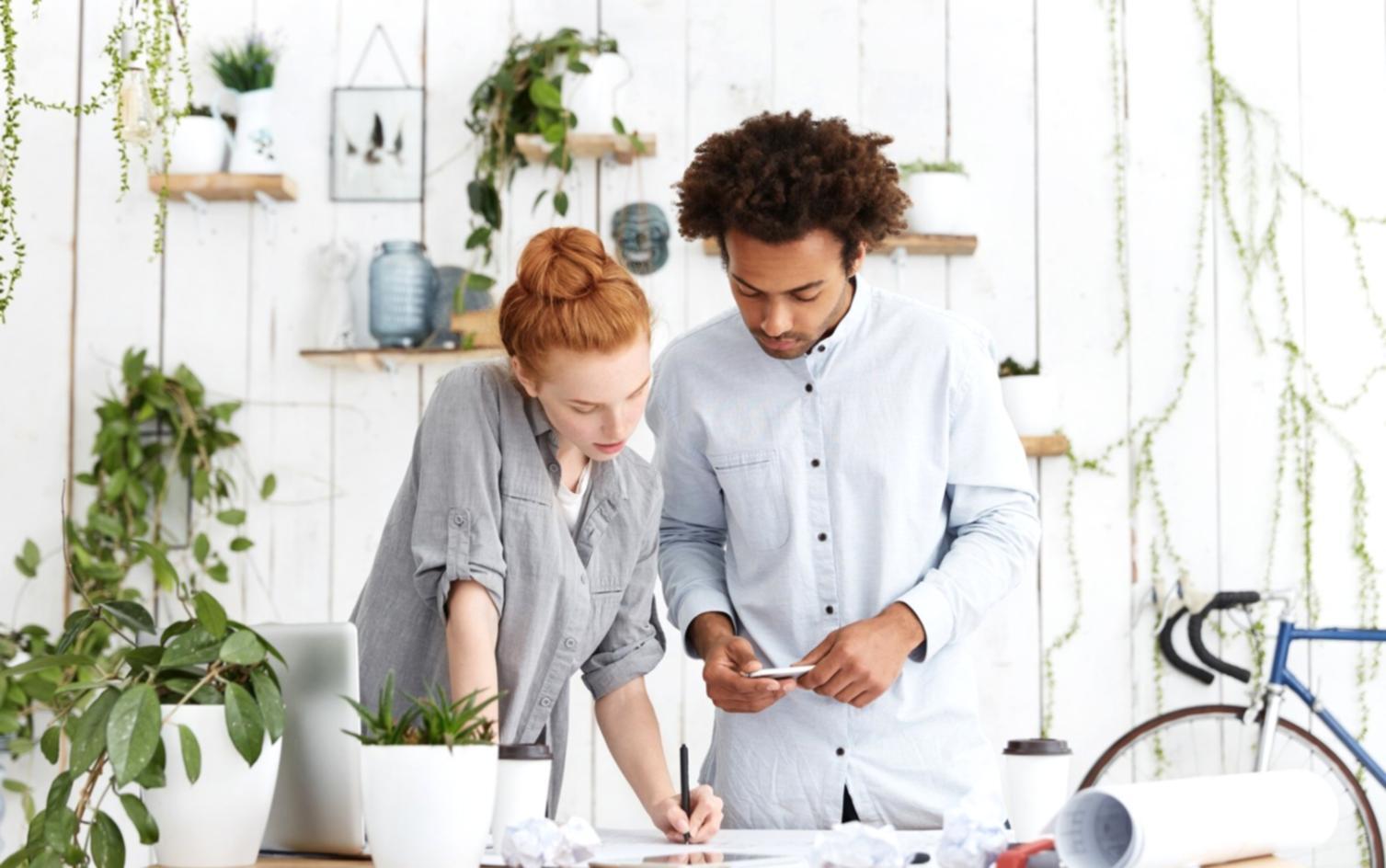 Analyse financière sur écran d'ordinateur montrant des graphiques et données de marché