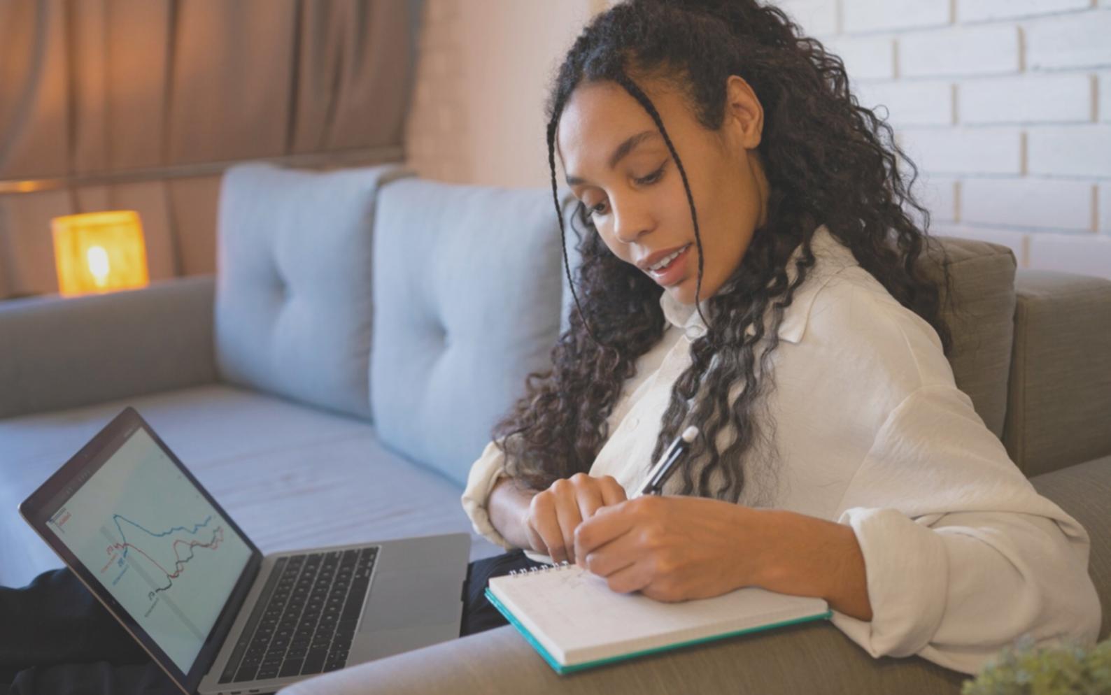 Bureau moderne avec documents financiers, calculatrice et graphiques d'analyse