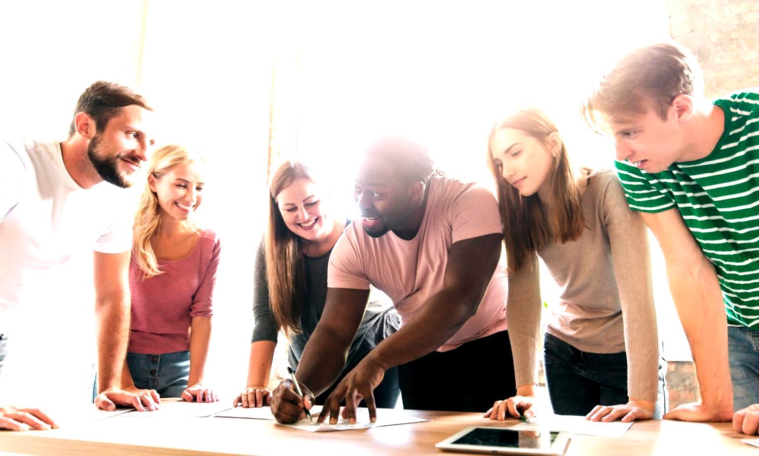 Espace de travail avec analyses financières, graphiques et rapports économiques canadiens