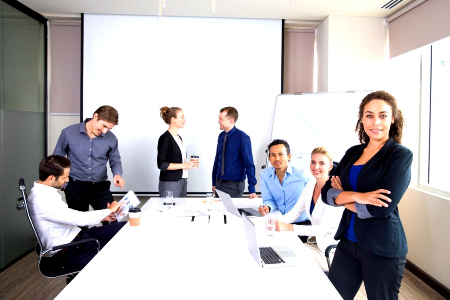 Équipe de conseillers peneraxilvo travaillant sur des stratégies d'investissement personnalisées