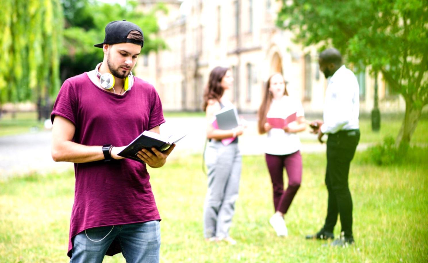 Bureau de consultation financière moderne avec équipement d'analyse de marché