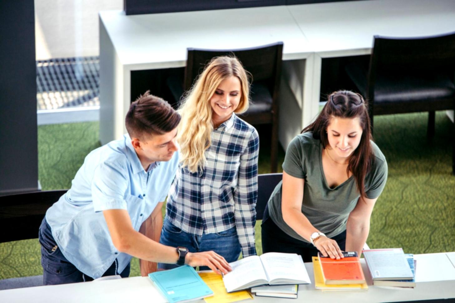 Équipe de conseillers financiers en réunion stratégique